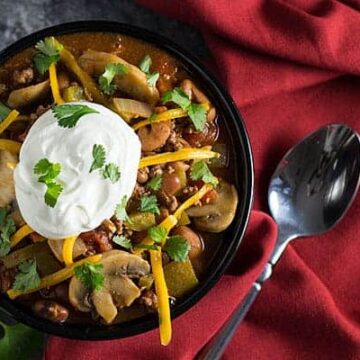 Beer Beef Chili -- A hearty beer chili full of beef, beans, veggies and seasonings!